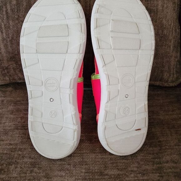 Cute little girls water shoes size 2/3 - Picture 2 of 6